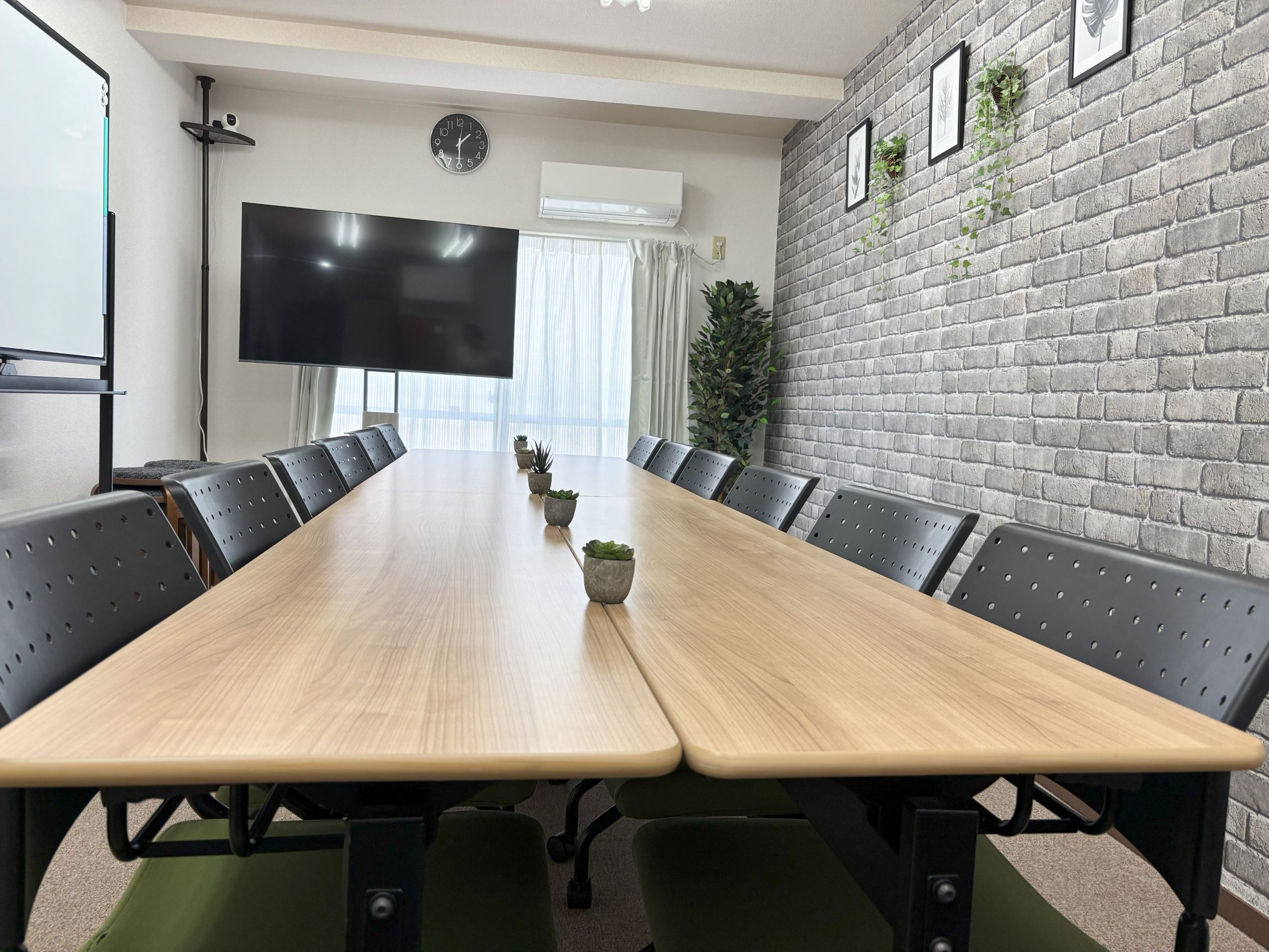 横浜鶴見ワイズスクエア会議室（完全個室レンタルスペース｜会議・研修・面接に｜鶴見駅徒歩1分）